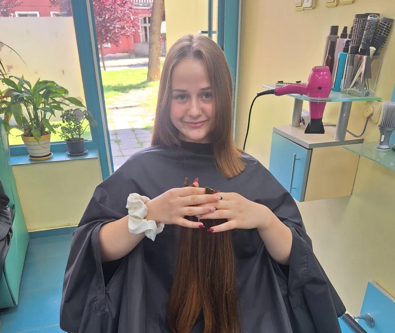 Осмокласничка от Велико Търново дари килограм коса за перуки на онкоболни