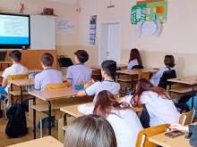 Обучават ученици от Варна да разпознават фалшивите новини