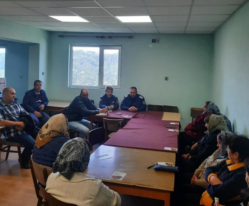 Мобилните полицейски екипи продължават да са в помощ на хората в малките и отдалечени села в Смолянско