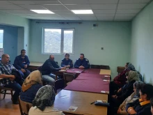 Мобилните полицейски екипи продължават да са в помощ на хората в малките и отдалечени села в Смолянско