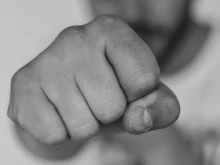 Забележка заради неподходящо облекло е провокирала ученик да удари свой учител