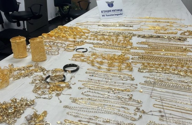 1110 грама контрабандно пренасяни златни накити на обща стойност 122