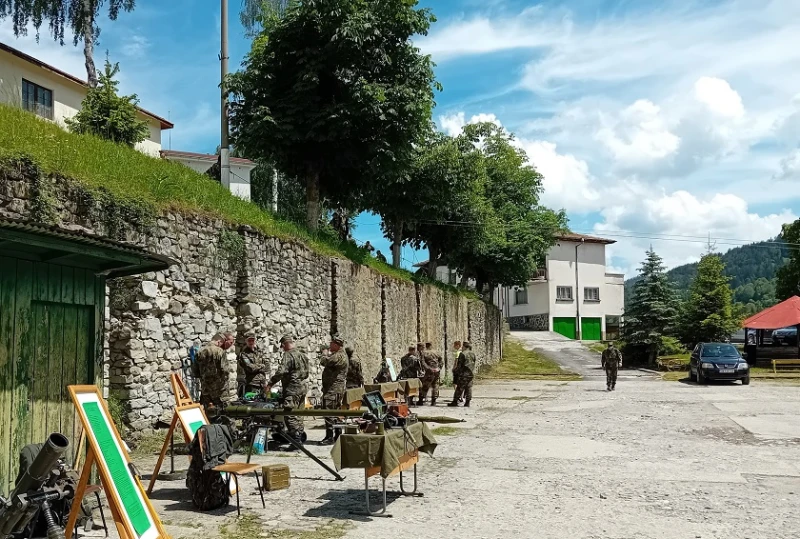 Десетки деца от Смолян посетиха в 101-ви Алпийски полк в деня на отворените врати