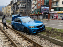Автомобил помете металните ограждения на бул. "България" в София и спря на трамвайните релси