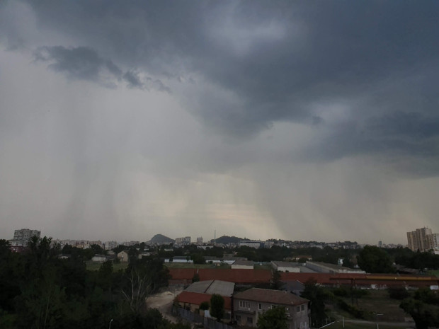TD Силен дъжд се изля над Пловдив тая вечер Изведнъж небето