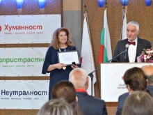 БЧК удостои вицепрезидента Илияна Йотова със Златен медал за човеколюбие