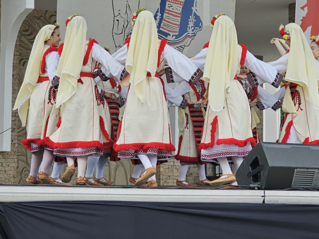 TD С дефиле на автентични народни носии започна Югозападен международен фолклорен