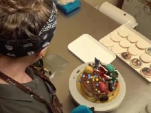 Младо семейство подарява торти на самотни и нуждаещи се рожденици 