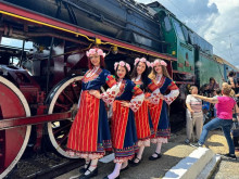 Стотици посрещачи приветстваха ретро влака с парен локомотив в Казанлък