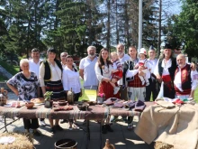 С хляб и сол във Ветово посрещнаха над 450 ученици, участващи в Националния поход "По пътя на четата на Таньо войвода"