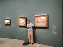Екоактивист повреди картина на Клод Моне