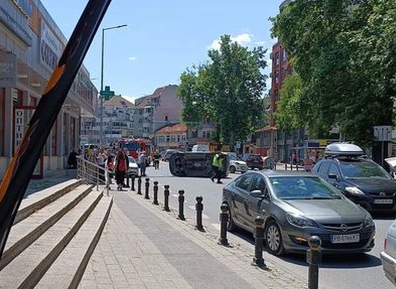 Екшън в Пловдив: Кола застана настрани на натоварен булевард