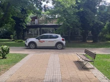 Шофьор паркира в парк в Пловдив. Сигналът изпокара хората в мрежата