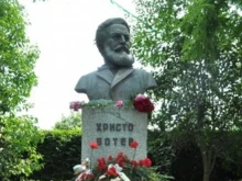 Бургас се прекланя пред паметта на Ботев