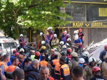 Ужас в Истанбул, срути се сграда, има затрупани