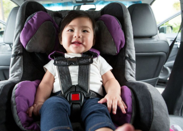 В автомобила малките деца трябва да седят само в специални