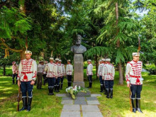 От ГЕРБ-СДС поднесоха цветя на паметника на Христо Ботев в Борисовата градина в София