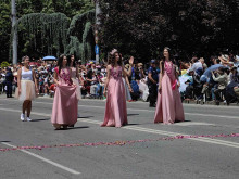 Близо 5000 души дефилираха в най-големия уличен карнавал в Казанлък