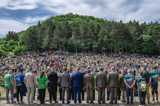 Хиляди Ботеви поклонници се стекоха на връх Околчица за да