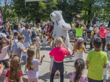Стотици деца и родители отпразнуваха 1 юни в градинката с мечето