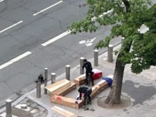 На Айфеловата кула оставиха ковчези с надпис "френски войници от Украйна", арестуваха българин