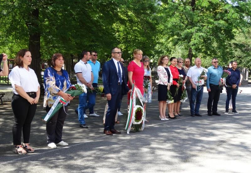 Нова Загора свежда глава пред Ботев и загиналите за България