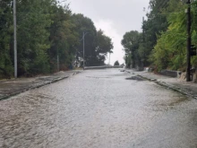 Заради проливни дъждове: Път в Разградско е залят, има закъсали автомобили