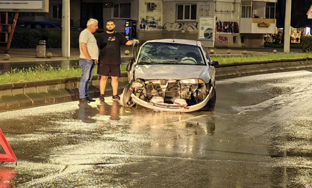 TD Лек автомобил се вряза челно в тролейбусен стълб в Русе