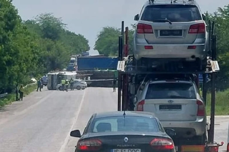 Автомеле с камиони затвори републиканския път