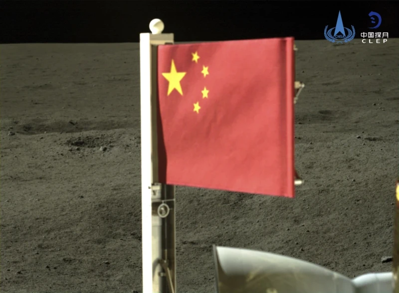 Сонда издигна знамето на Китай на обратната страна на Луната и излетя с геологичен материал към Земята