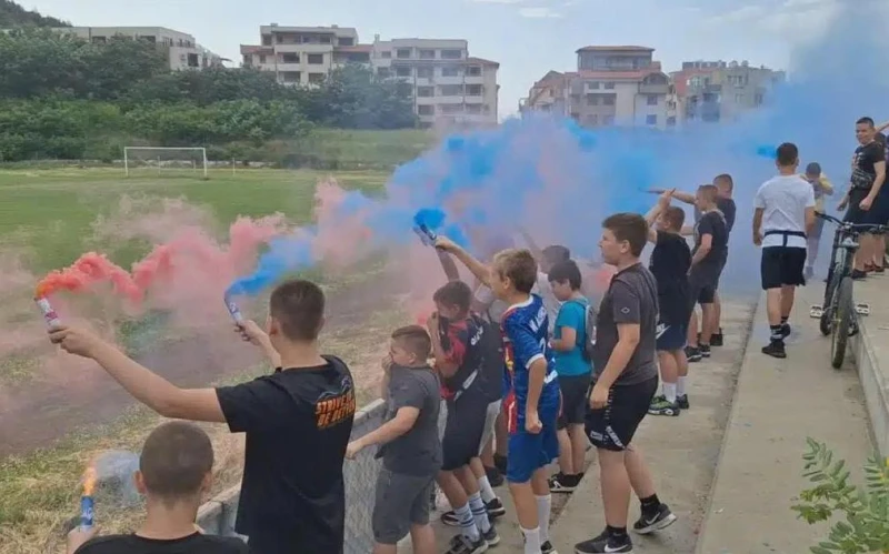 Факли и песни на детски мач в градско дерби на 20 км. от Пловдив