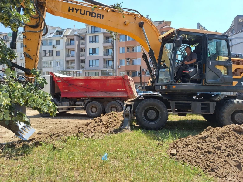 Започнаха изкопни дейности в зелената площ пред "Пълмед", кметството против