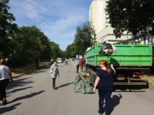 В Деня на околната среда: Почистиха терена около транспортния музей в Русе 