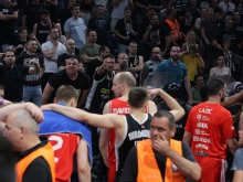 Безредици в Белградска арена прекратиха Партизан - Цървена звезда