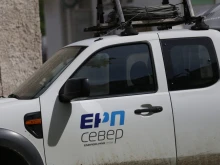 Клиент нападна с дъска служител на енергото в Разградско