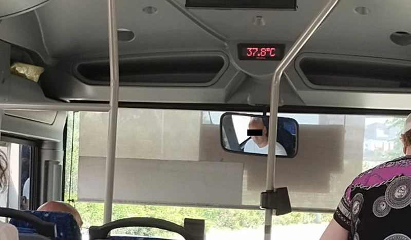 Сигнал: Автобус се движи с отворена предна врата, в друг температурата е 39 градуса