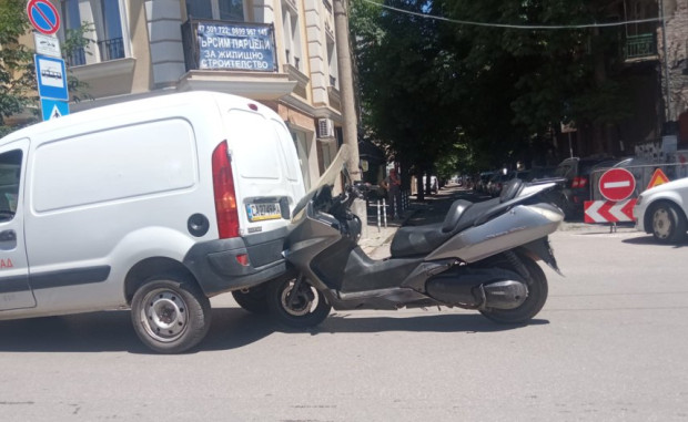 Скутер и автомобил се удариха на столично кръстовище, движението е затруднено