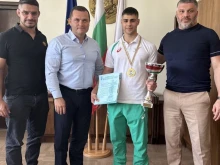Пенчо Милков награди млад русенски каратист за завоювана европейска титла