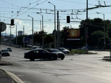 Два автомобила се удариха на голямо кръстовище в София