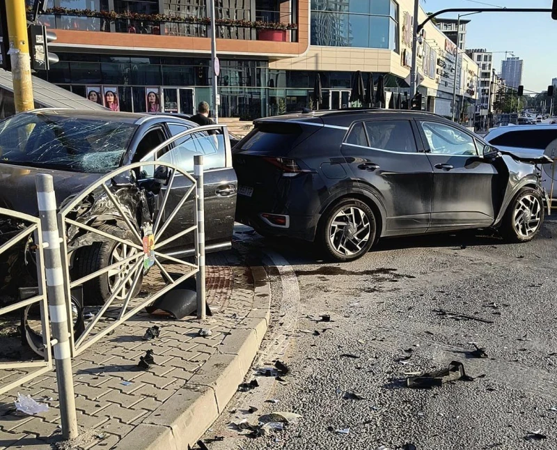 Тежка катастрофа до мол "Парадайс" в столицата, образува се голямо задръстване