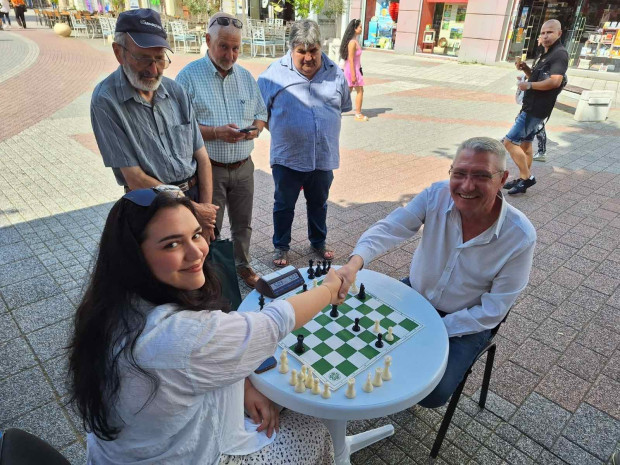 TD Европейската и републиканска шампионка по шахмат отново поигра шах