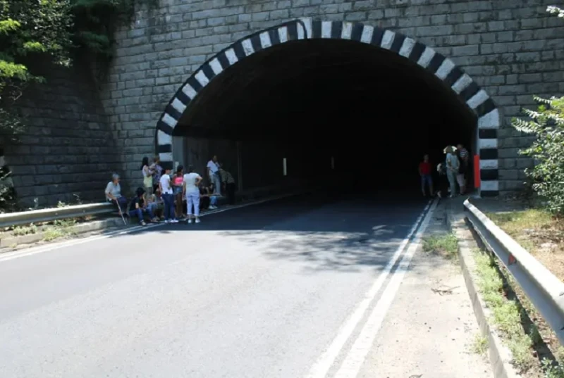 Верижна катастрофа блокира стария тунел при Железница