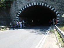 Верижна катастрофа блокира стария тунел при Железница