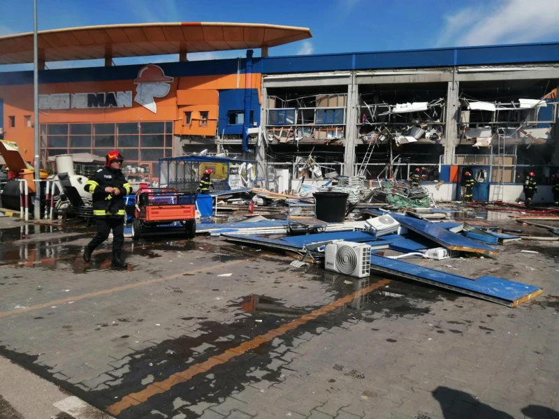Най-малко 13 души са пострадали при експлозия в търговски център в Румъния
