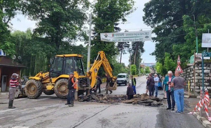 Ограничено е движението по главния път в Чепеларе заради ВиК-авария