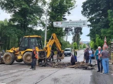 Ограничено е движението по главния път в Чепеларе заради ВиК-авария