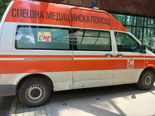 Трамвай блъсна човек в София Мъжът е откаран в болница