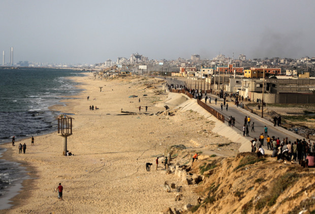 Стотици жители на Газа отидоха на плаж в анклава въпреки
