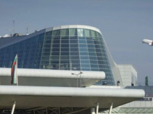 Заместник-министърът на туризма Павлин Петров посрещна първия полет от Баку на Летище София