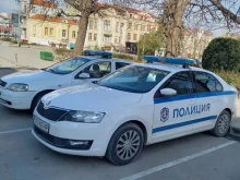 Млада дама нападна с пръчка мъж